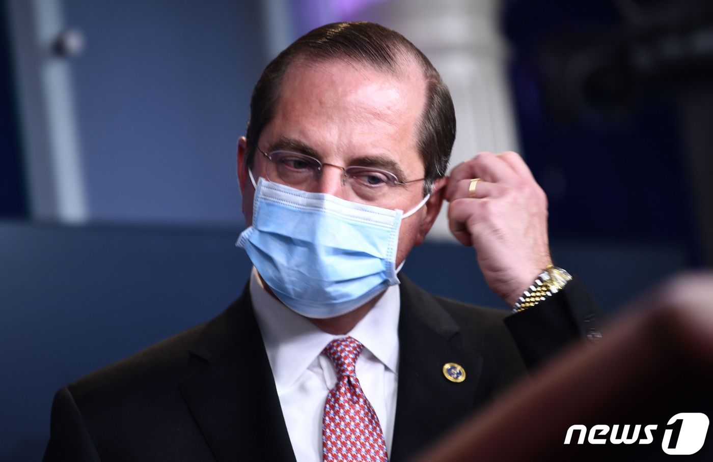 (워싱턴 AFP=뉴스1) 우동명 기자 = 알렉스 아자르 미국 보건복지 장관이 19일(현지시간) 워싱턴 백악관에서 넉달만에 재개된 코로나19  브리핑서 마스크를 쓰고 있다.ⓒ AFP …