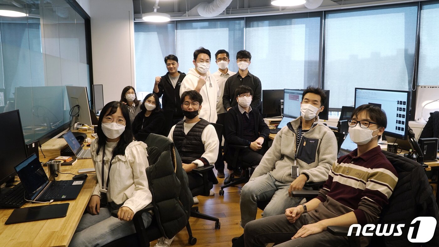 본문 이미지 - 온라인 해커톤 플랫폼 기업인 데이콘 회사의 직원들이 포즈를 취하고 있다. ⓒ News1 이승아 기자