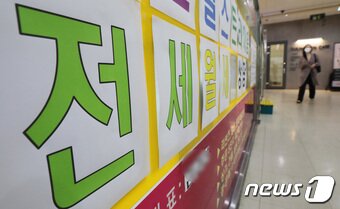 본문 이미지 - <뉴스1> 취재 결과 천안의 오래된 아파트에서 외지 갭투자자들의 허위매물로 아파트 매매가와 전세가가 부풀려지고 있는 정황이 사실로 드러났다.(사진은 기사 내용과 무관함).ⓒ News1 박지혜 기자
