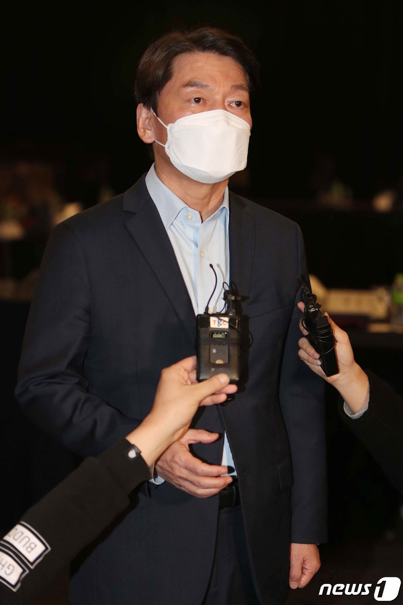 본문 이미지 - 안철수 국민의당 대표가 20일 오후 대구 수성구 라온제나호텔에서 취재진의 질문에 답하고 있다. 안 대표는 이날 지역 현안 간담회 등에 참석하기 위해 대구를 찾았다. 2020.11.20/뉴스1 ⓒ News1 공정식 기자