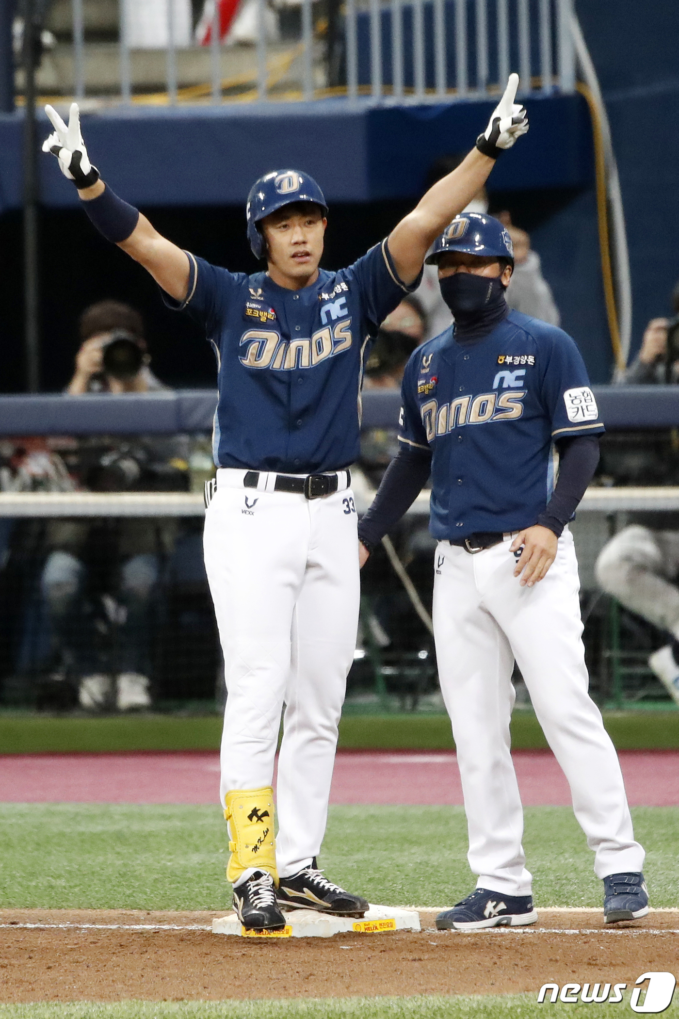 (서울=뉴스1) 이승배 기자 = 20일 오후 서울 구로구 고척스카이돔에서 열린 프로야구 2020 신한은행 SOL KBO 포스트시즌 한국시리즈 3차전 두산베어스와 NC다이노스의 경기 …