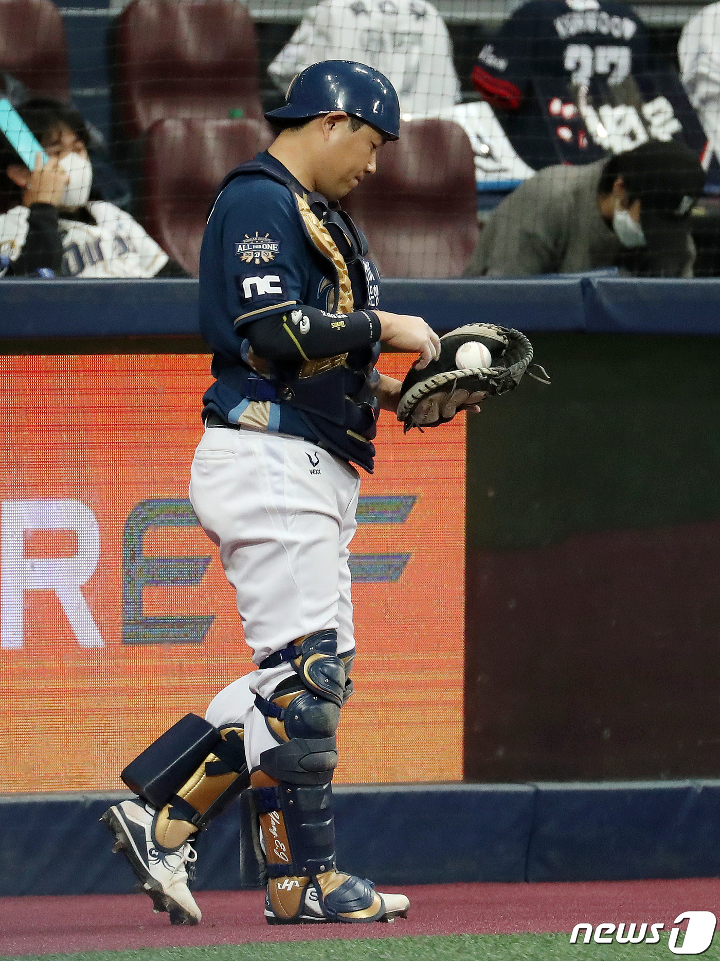 (서울=뉴스1) 김진환 기자 = 20일 오후 서울 구로구 고척스카이돔에서 열린 '2020 신한은행 SOL KBO 포스트시즌‘ 한국시리즈 3차전 NC다이노스와 두산베어스의 경기에서 …