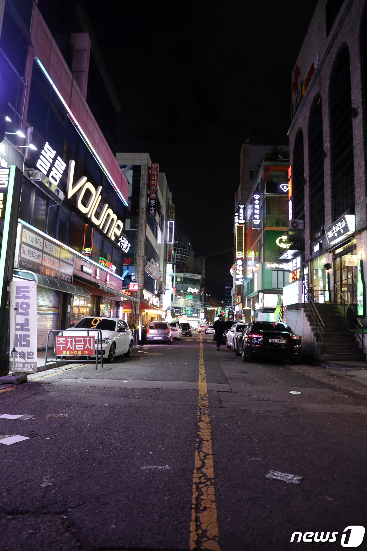 본문 이미지 - 광주시가 사회적 거리두기를 1.5단계로 격상한 뒤 맞이한 첫 주말인 20일 오후 광주 서구 상무지구의 거리가 한산하다. 2020.11.21/뉴스1 ⓒ News1 이수민 수습기자