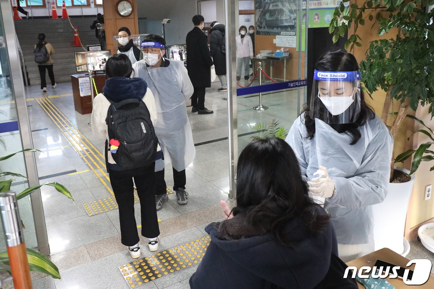 본문 이미지 - 2021학년도 대구시 중등학교 교사 임용후보자 선정경쟁시험(중등 임용고시 1차 시험)일인 지난 11월21일 오전 대구 달서구 경북기계공업고등학교에서 응시자들이 고사장 입실에 앞서 손소독과 발열체크를 받고 있다. 2020.11.21/뉴스1 ⓒ News1 공정식 기자