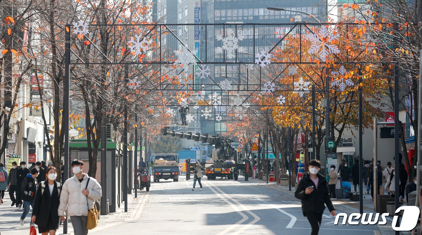 본문 이미지 - 주말인 21일 오후 서울 서대문구 연세로 일대가 한산하다.  2020.11.21/뉴스1 ⓒ News1 안은나 기자