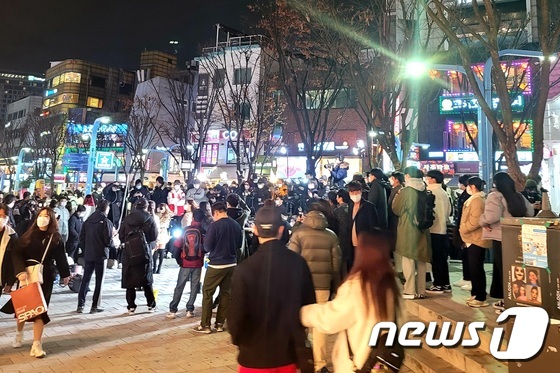 21일 저녁 서울 마포구 홍대 앞 거리에서 많은 시민들이 버스킹을 보고 있다. 2020.11.21 © 뉴스1