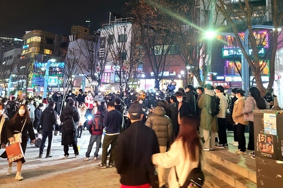 '최소 26명 확진'…홍대 앞 버스킹 '불야성'