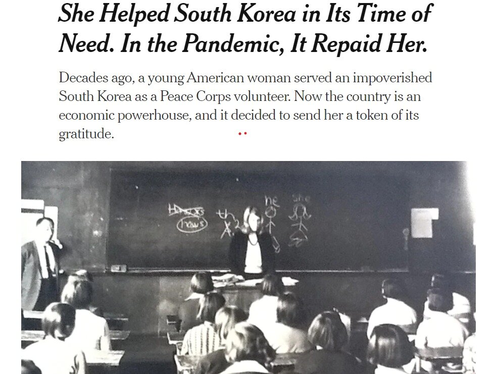 본문 이미지 - &#39;한국이 어려울 때 그는 한국을 도왔고, 코로나 팬데믹이 오자 한국은 그에게 보답했다&#39;는 제목. - NYT 홈피 갈무리