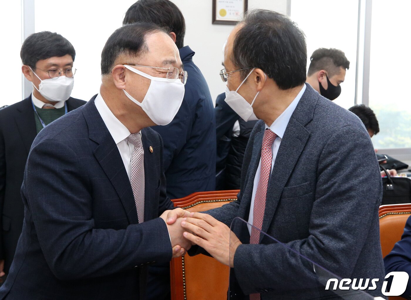 본문 이미지 - 지난 2020년 11월23일 홍남기 경제부총리 겸 기획재정부 장관(왼쪽)과 추경호 당시 국민의힘 예결위 간사가 국회 예결위 소위에서 만나 인사하는 모습. 2020.11.23/뉴스1 ⓒ News1 박세연 기자