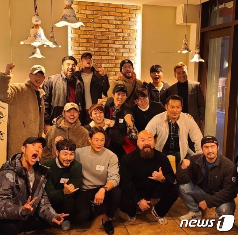 본문 이미지 - 가짜사나이에 교관으로 출연했던 엑스가 지난 15일 인스타그램에 공개한 출연진 단체사진&#40;엑스 인스타그램 갈무리&#41; ⓒ 뉴스1