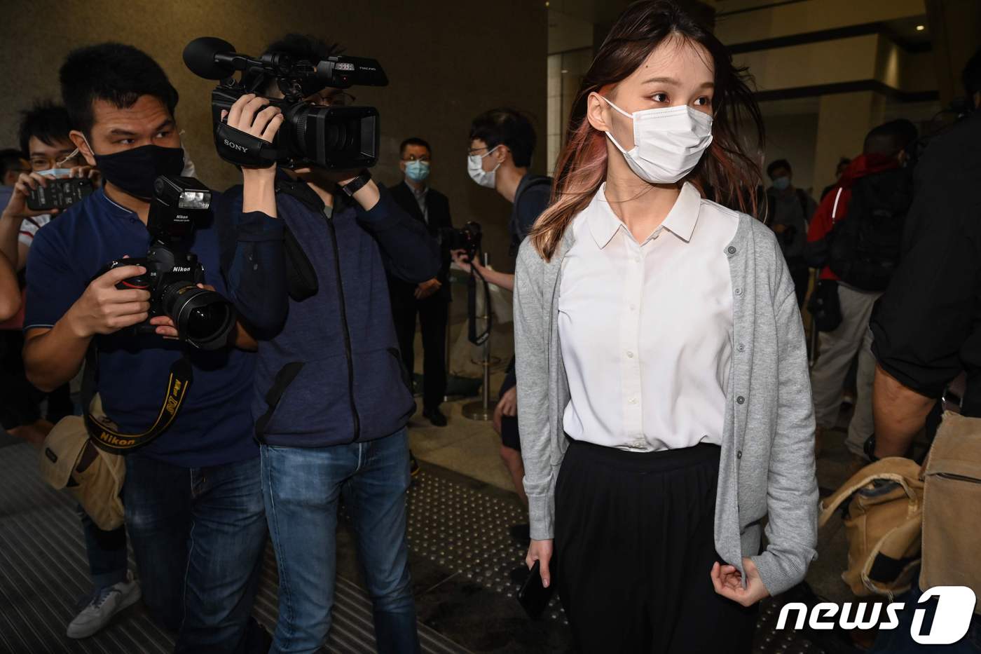 (홍콩 AFP=뉴스1) 우동명 기자 = 홍콩 민주화 운동가 아그네스 차우가 23일(현지시간) 불법 집회 등의 혐의로 홍콩의 웨스트 카우룽 법원에 도착을 하고 있다.ⓒ AFP=뉴스1 …