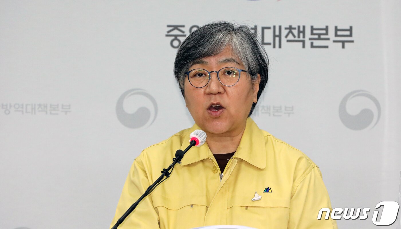 본문 이미지 - 정은경 질병관리청장이 23일 충북 청주시 질병관리청 브리핑실에서 코로나19 국내발생현황을 발표하고 있다. 2020.11.23/뉴스1 ⓒ News1 장수영 기자