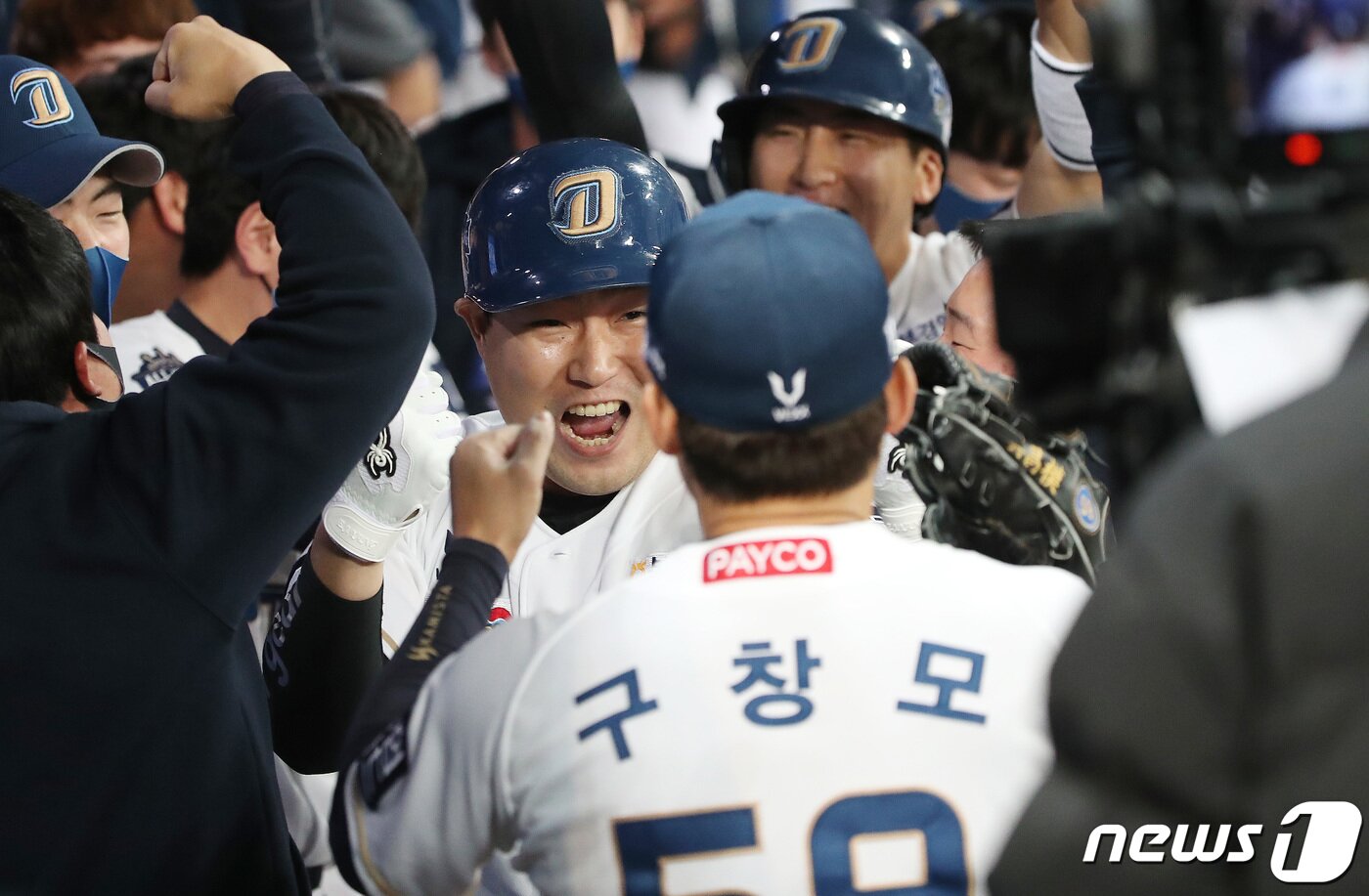 본문 이미지 - 23일 오후 서울 구로구 고척스카이돔에서 열린 프로야구 2020 신한은행 SOL KBO 포스트시즌 한국시리즈 5차전 두산 베어스와 NC 다이노스의 경기 6회말 1사 1루 상황 NC 양의지가 두산 플렉센을 상대로 2점홈런을 치고 더그아웃에서 구창모와 환호하고 있다. 2020.11.23/뉴스1 ⓒ News1 임세영 기자