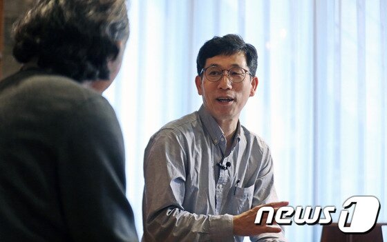 본문 이미지 - 진중권 전 동양대 교수가 뉴스1과 인터뷰하고 있다.ⓒ 뉴스1 황기선 기자