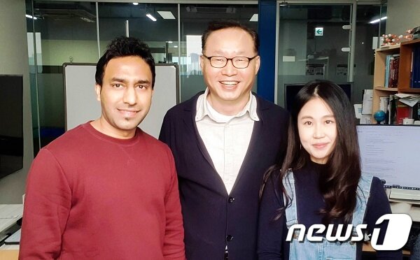 본문 이미지 - 연구참여자들&#40;왼쪽부터&#41;아쉬와니 쿠마 연구원, 이효영 부연구단장, 이진선 연구원ⓒ 뉴스1