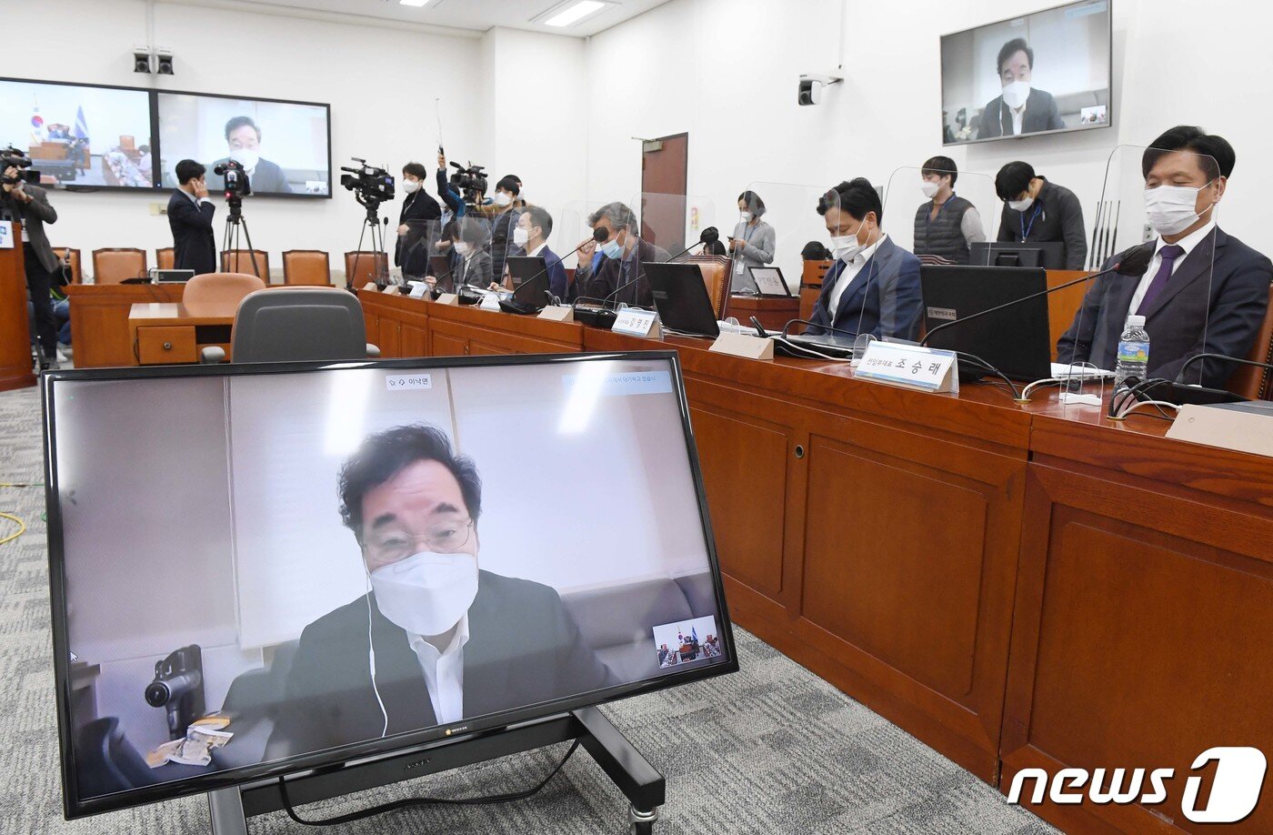 본문 이미지 - 자택대기 중인 이낙연 더불어민주당 대표가 지난해 11월24일 서울 여의도 국회에서 열린 제22차 온택트 의원총회에 화상으로 참석해 모두발언을 하고 있다. 2020.11.24/뉴스1 ⓒ News1 박세연 기자