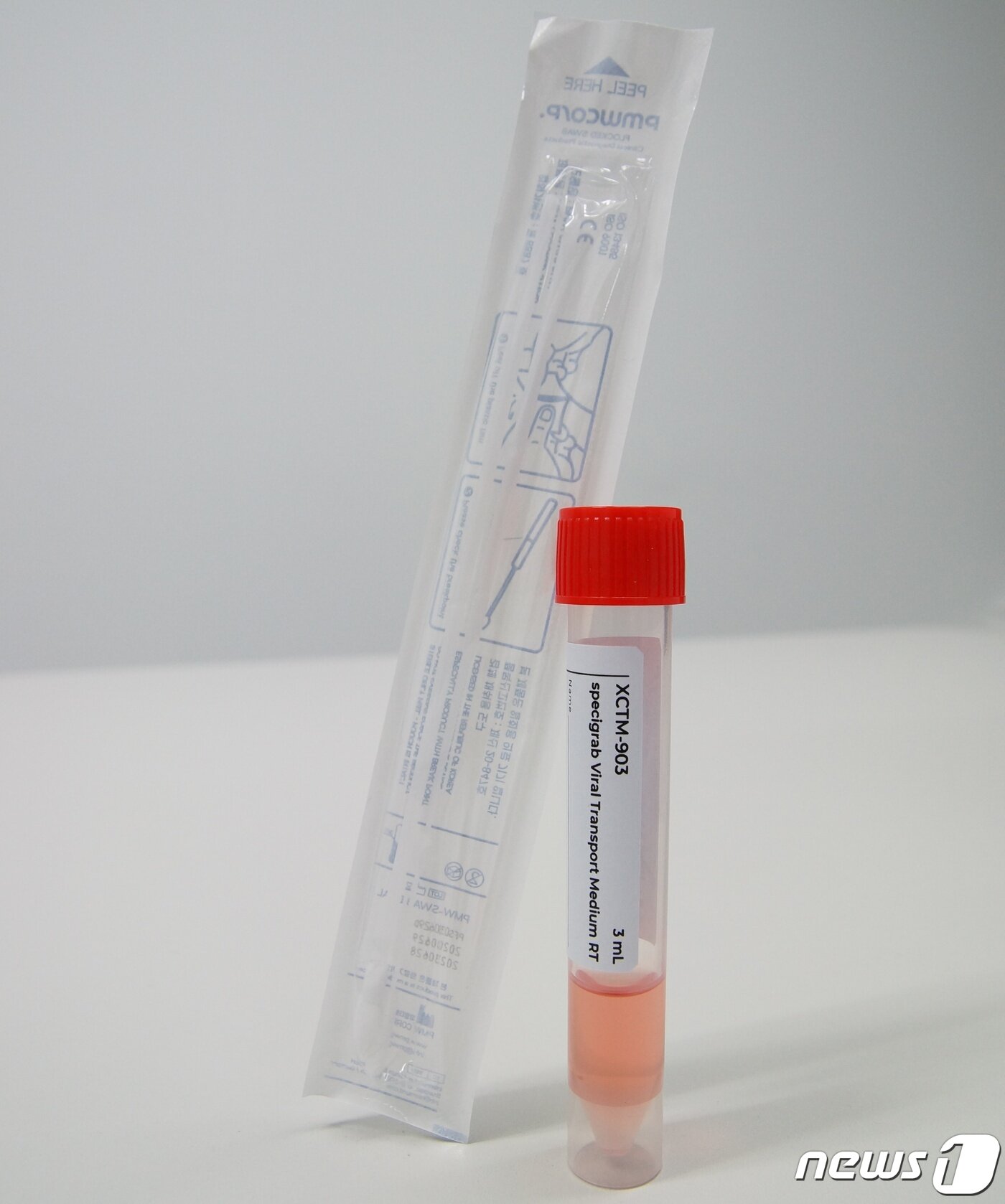 본문 이미지 - 국내 바이오기업 엑셀세라퓨틱스가 개발 및 생산 중인 수송배지(VTM) 모습.ⓒ 뉴스1