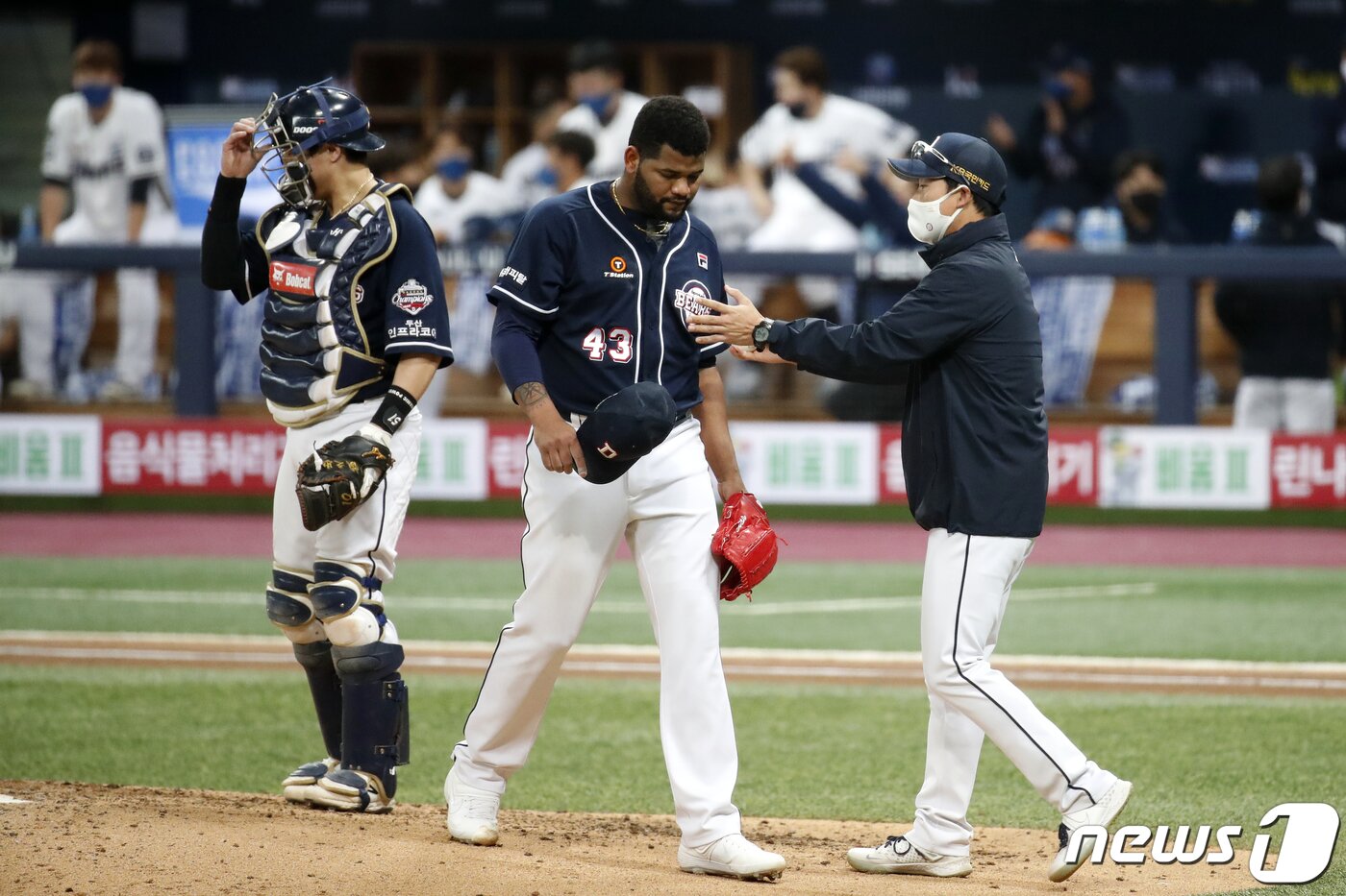 본문 이미지 - 24일 오후 서울 구로구 고척스카이돔에서 열린 프로야구 2020 신한은행 SOL KBO 포스트시즌 한국시리즈 6차전 두산베어스와 NC다이노스의 경기에서 6회말 NC 공격 1사 주자 2루 상황 박석민의 1타점 적시타로 득점을 허용한 두산 알칸타라가 마운드를 내려가고 있다. 2020.11.24/뉴스1 ⓒ News1 이승배 기자