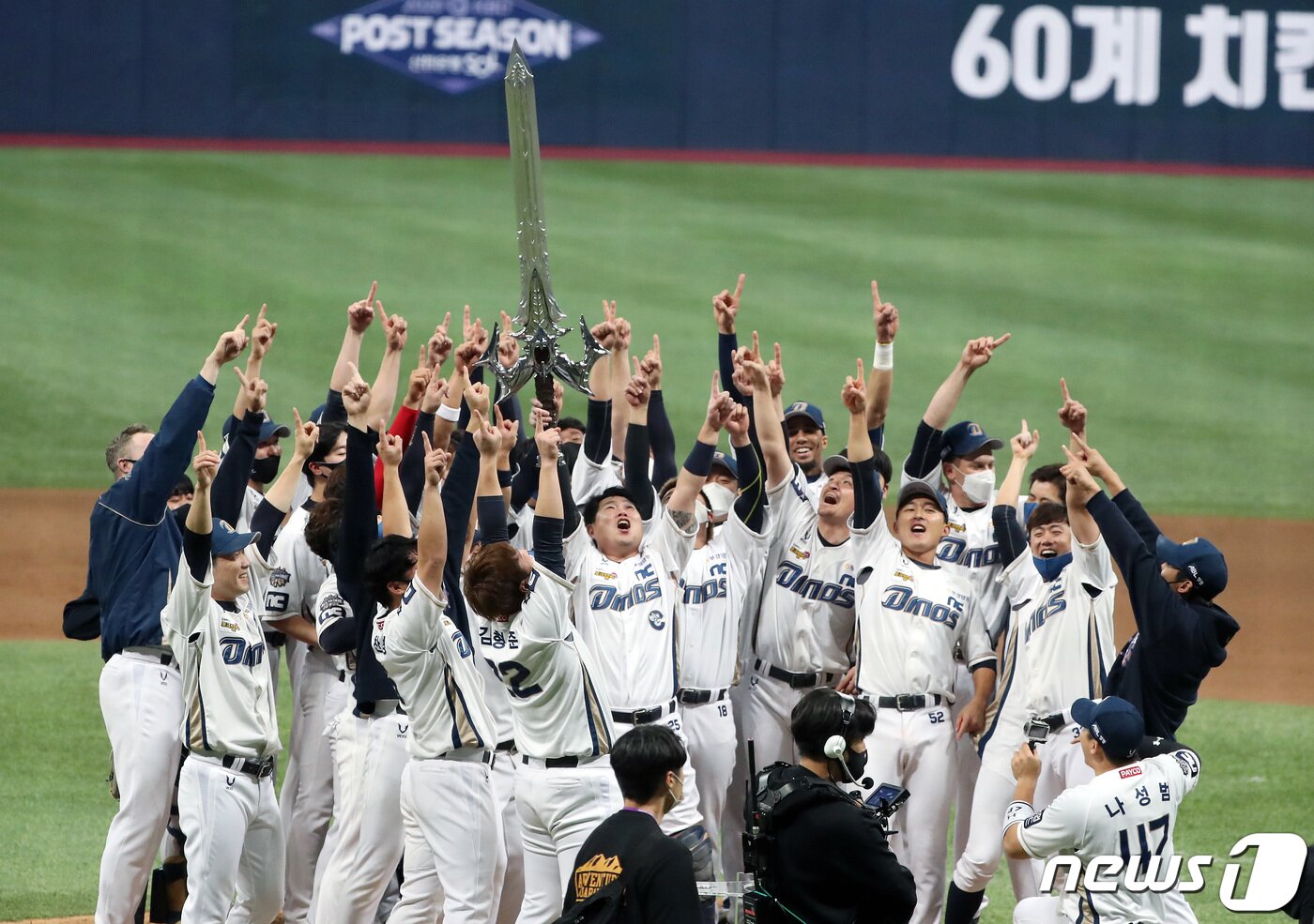 본문 이미지 - NC소프트가 창단한 야구단 NC다이노스가 한국시리즈에서 우승하며 실물을 제작해 들어올려 일반인들도 알고 있는 '집행검'. 게임내 가격은 수천만원을 호가한다. 2020.11.24/뉴스1 ⓒ News1 이동해 기자