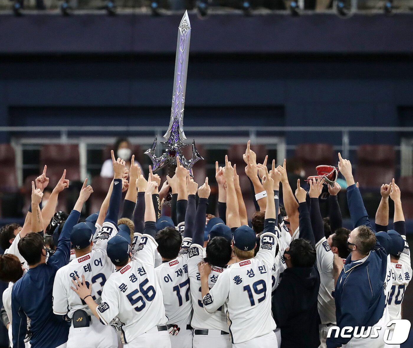 본문 이미지 - 24일 오후 서울 구로구 고척스카이돔에서 열린 '2020 신한은행 SOL KBO 포스트시즌‘ 한국시리즈 6차전 NC다이노스와 두산베어스의 경기에서 NC가 4 대 2로 승리하며 시리즈 전적 4승 2패로 한국시리즈 우승과 함께 통합 우승의 금자탑을 쌓았다. 경기 후 NC 선수들이 마운드에서 게임 리니지의 진명황의 집행검을 들고 세리머니를 펼치고 있다. 2020.11.24/뉴스1 ⓒ News1 김진환 기자