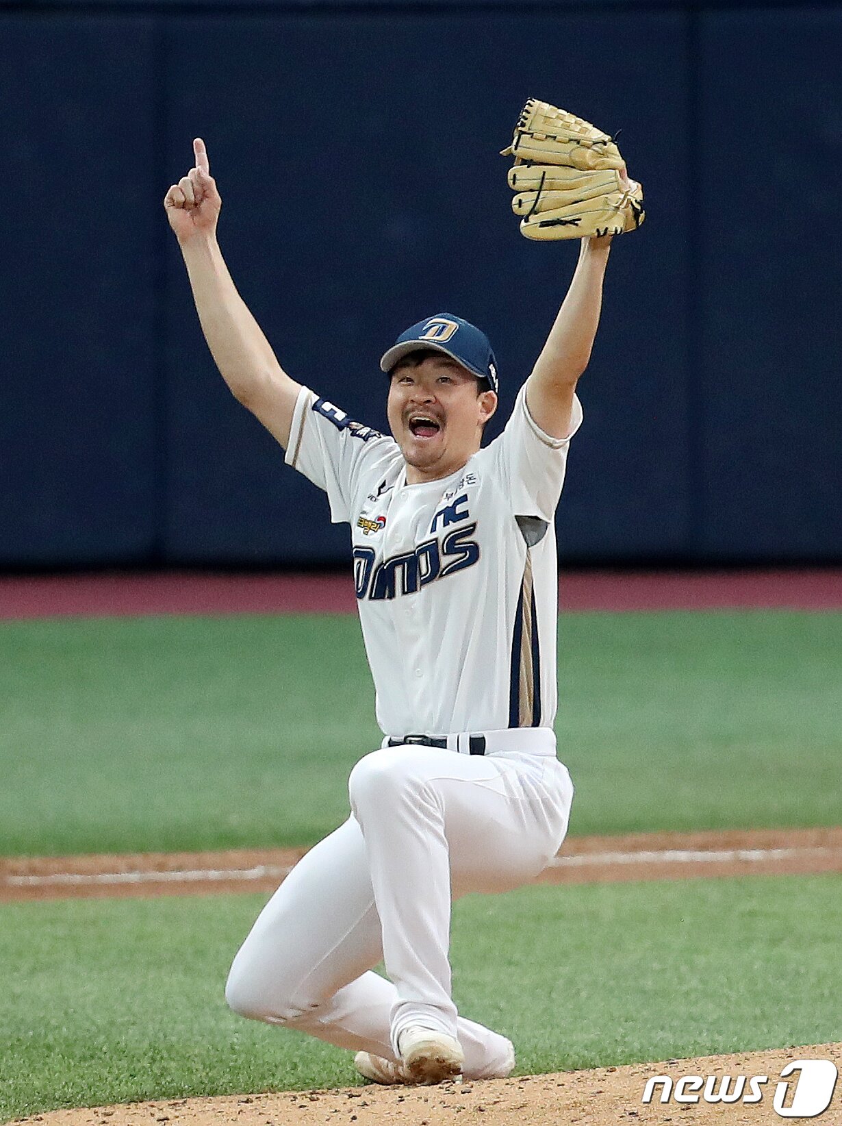 본문 이미지 - NC 다이노스 시절이던 2020년 한국시리즈 우승을 확정지은 뒤 기뻐하는 원종현. /뉴스1 DB ⓒ News1 김진환 기자