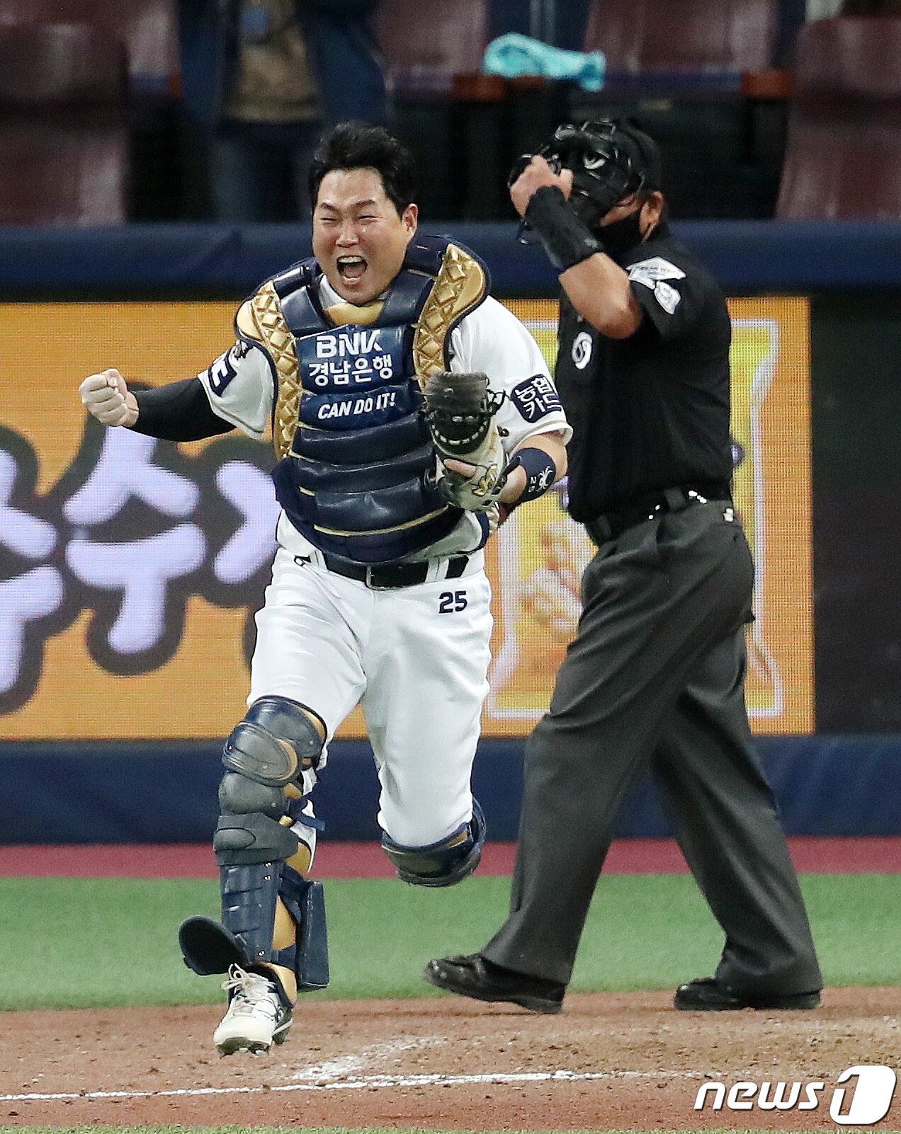 본문 이미지 - 24일 오후 서울 구로구 고척스카이돔에서 열린 '2020 신한은행 SOL KBO 포스트시즌‘ 한국시리즈 6차전 NC다이노스와 두산베어스의 경기에서 NC가 4 대 2로 승리하며 시리즈 전적 4승 2패로 한국시리즈 우승과 함께 통합 우승의 금자탑을 쌓았다. NC 포수 양의지가 우승 확정한  후 환호하고 있다. 2020.11.24/뉴스1 ⓒ News1 김진환 기자