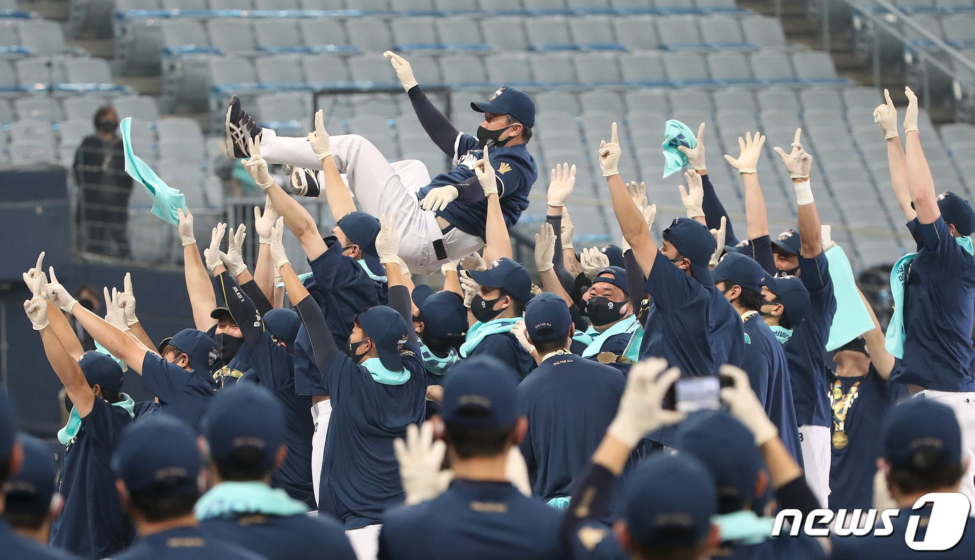 (서울=뉴스1) 임세영 기자 = 24일 오후 서울 구로구 고척스카이돔에서 열린 프로야구 2020 신한은행 SOL KBO 포스트시즌 한국시리즈 6차전 두산 베어스와 NC 다이노스의 …
