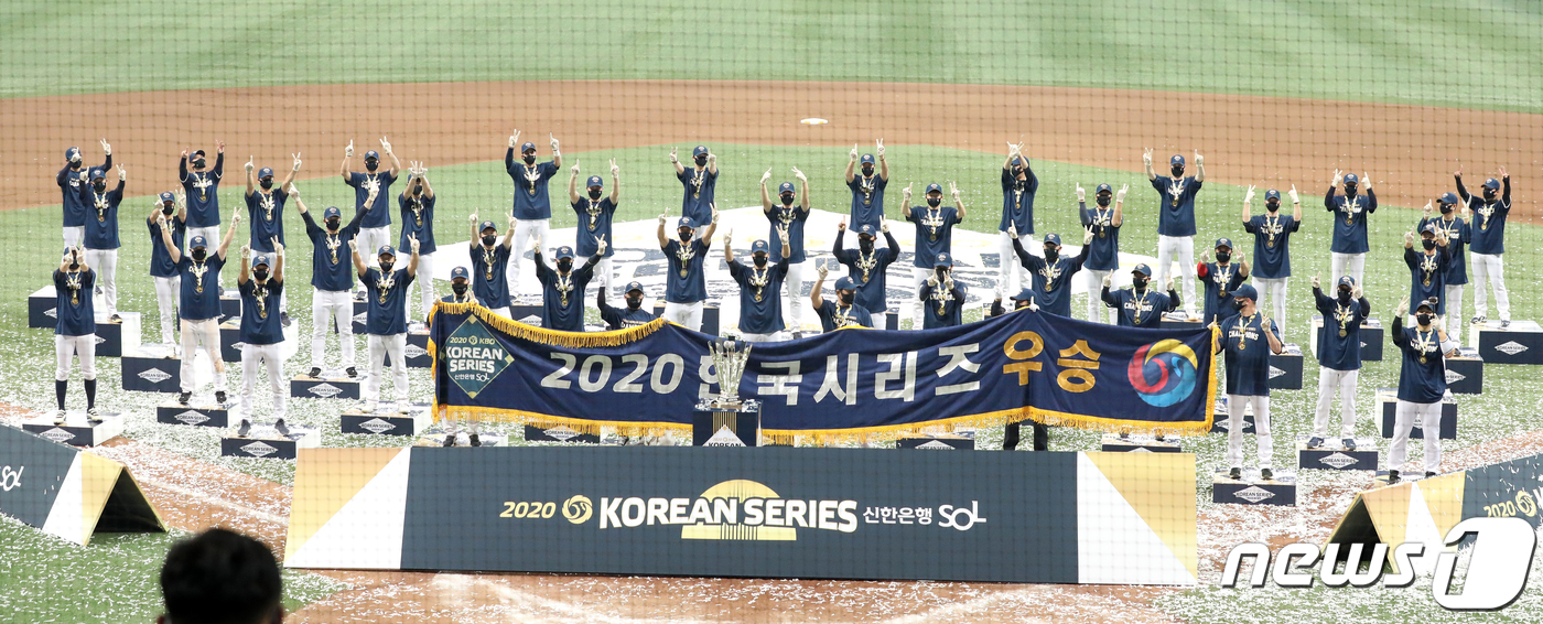 (서울=뉴스1) 이승배 기자 = 24일 오후 서울 구로구 고척스카이돔에서 열린 프로야구 2020 신한은행 SOL KBO 포스트시즌 한국시리즈 6차전 두산베어스와 NC다이노스의 경기 …