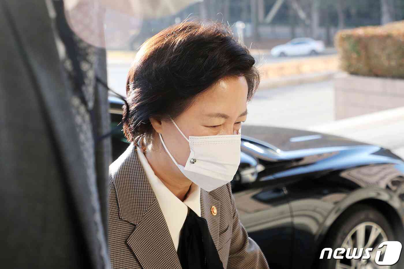 윤석열 검찰총장에 대한 징계 청구와 직무배제 조치를 취한 추미애 법무부장관이 25일 오전 경기도 과천시 법무부 청사로 출근하고 있다. 2020.11.25/뉴스1 © News1 조태형 기자