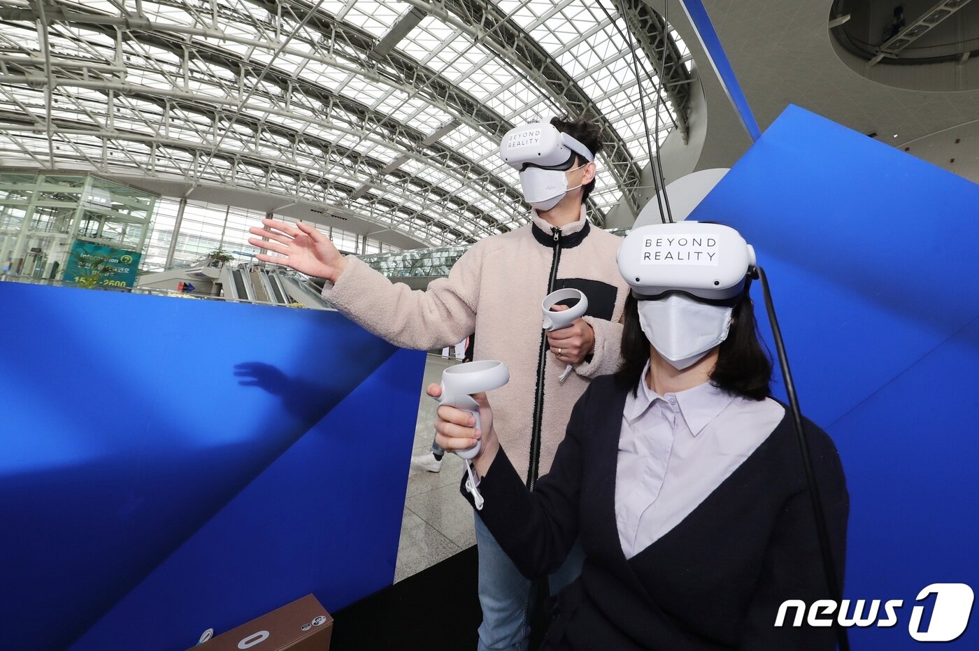 본문 이미지 - 인천공항 제1교통센터에서 프랑스 확장현실 기반 미디어 전시회인 '비욘드 리얼리티 오버 인천 에어포트'에서 관람객들이 확장현실(XR) 기반 미디어 콘텐츠를 체험하고 있다. 인천공항공사 제공 