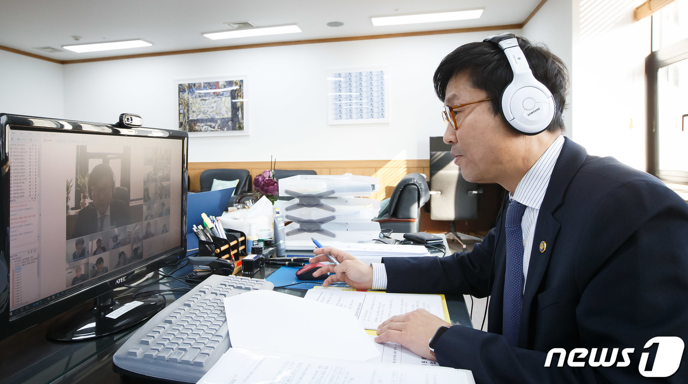 (서울=뉴스1) = 도규상 금융위원회 부위원장이 25일 서울 종로구 정부서울청사에서 금융산업 미래전망과 경쟁도 평가회의를 주재하고 있다. (금융위원회 제공) 2020.11.25/뉴 …