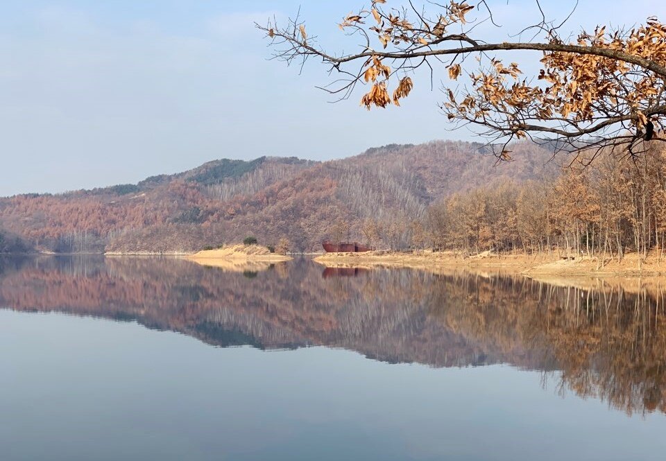 본문 이미지 - 횡성호수길에서 바라본 풍경. 호수에 경치가 고스란히 비춰져 장관을 이룬다ⓒ 뉴스1