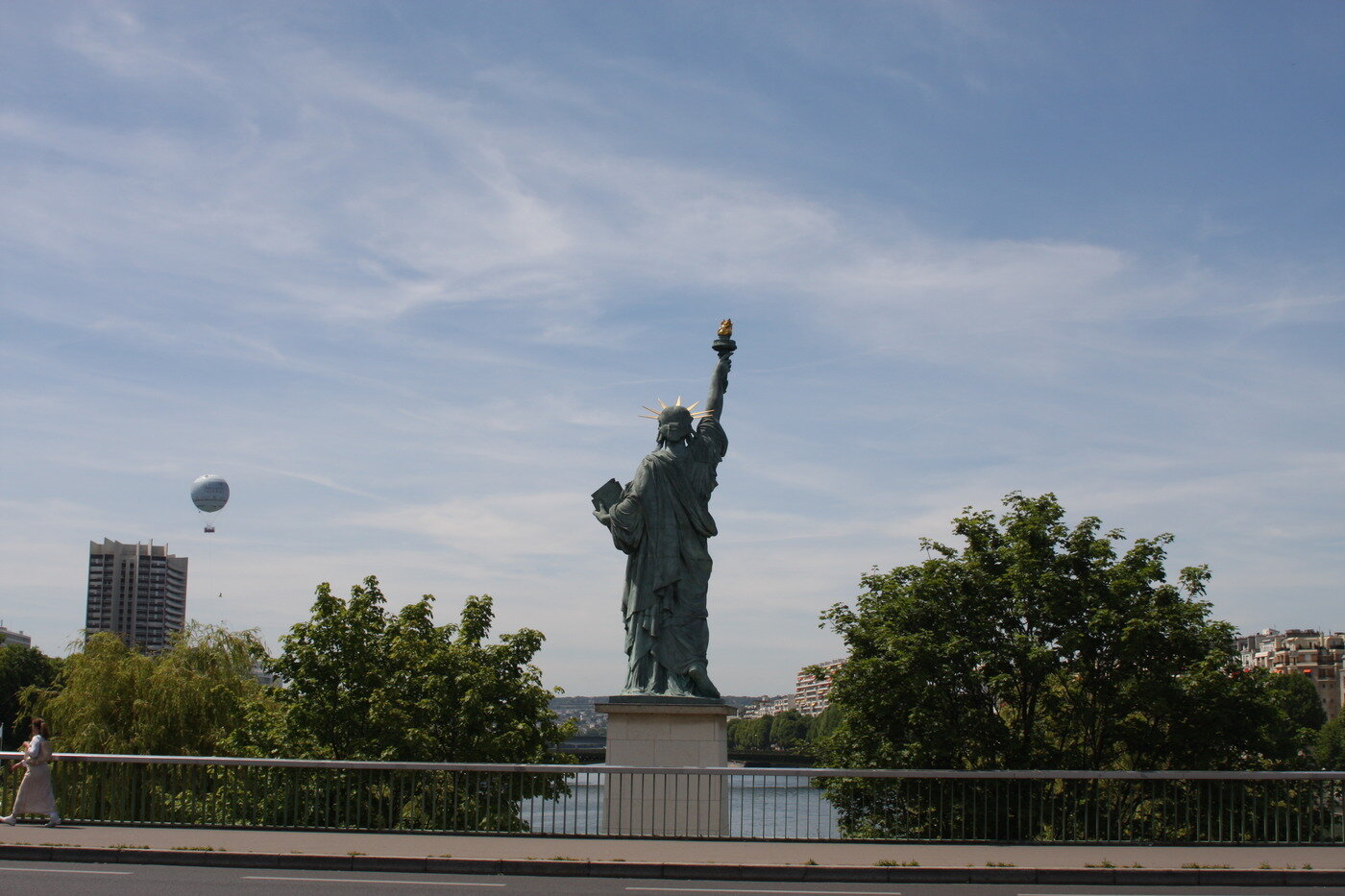 본문 이미지 - 그레넬 교에서 본 '자유의 여신상' 뒷모습. 조성관 작가 제공