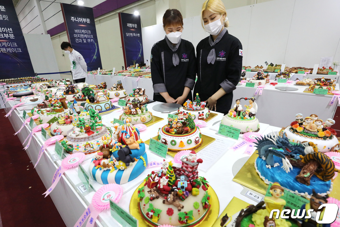 (서울=뉴스1) 이광호 기자 = 25일 서울 강남구 코엑스에서 열린 국내 최대 식품 전시회 '2020코엑스 푸드위크'를 찾은 관람객들이 베이커리페어 작품을 관람하고 있다. '슬기로 …