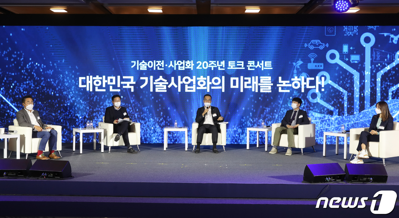 (서울=뉴스1) 김수정 기자 = 25일 코엑스 아셈볼룸에서 열린 2020 대한민국 기술사업화대전 기술이전 사업화 20주년 토크콘서트를 진행하고 있다. 왼쪽부터 ㈜디맨드 김광순 대표 …