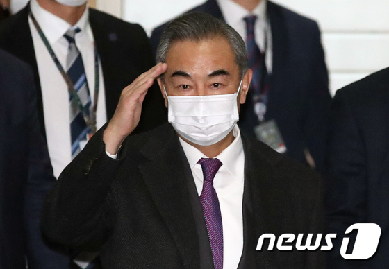 거수경례하며 한국 찾은 왕이 중국 외교부장