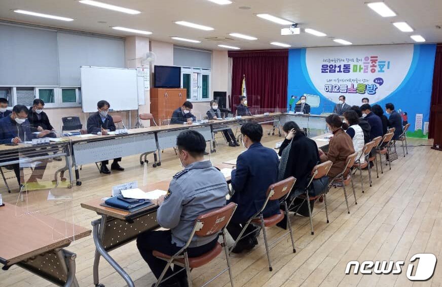 본문 이미지 - 광주시민권익위원회가 24일 스쿨존 사고 발생 지역인 광주 북구 운암동의 한 아파트 단지 인근에서 주민대표단과 광주시, 북구청, 경찰청, 도로교통공단 관계자, 교통전문가, 권익위원 등 40여명이 참여한 가운데 간담회를 열고 있다.(광주시민권익위원장 페이스북 캡처)2020.11.26/뉴스1 ⓒ News1