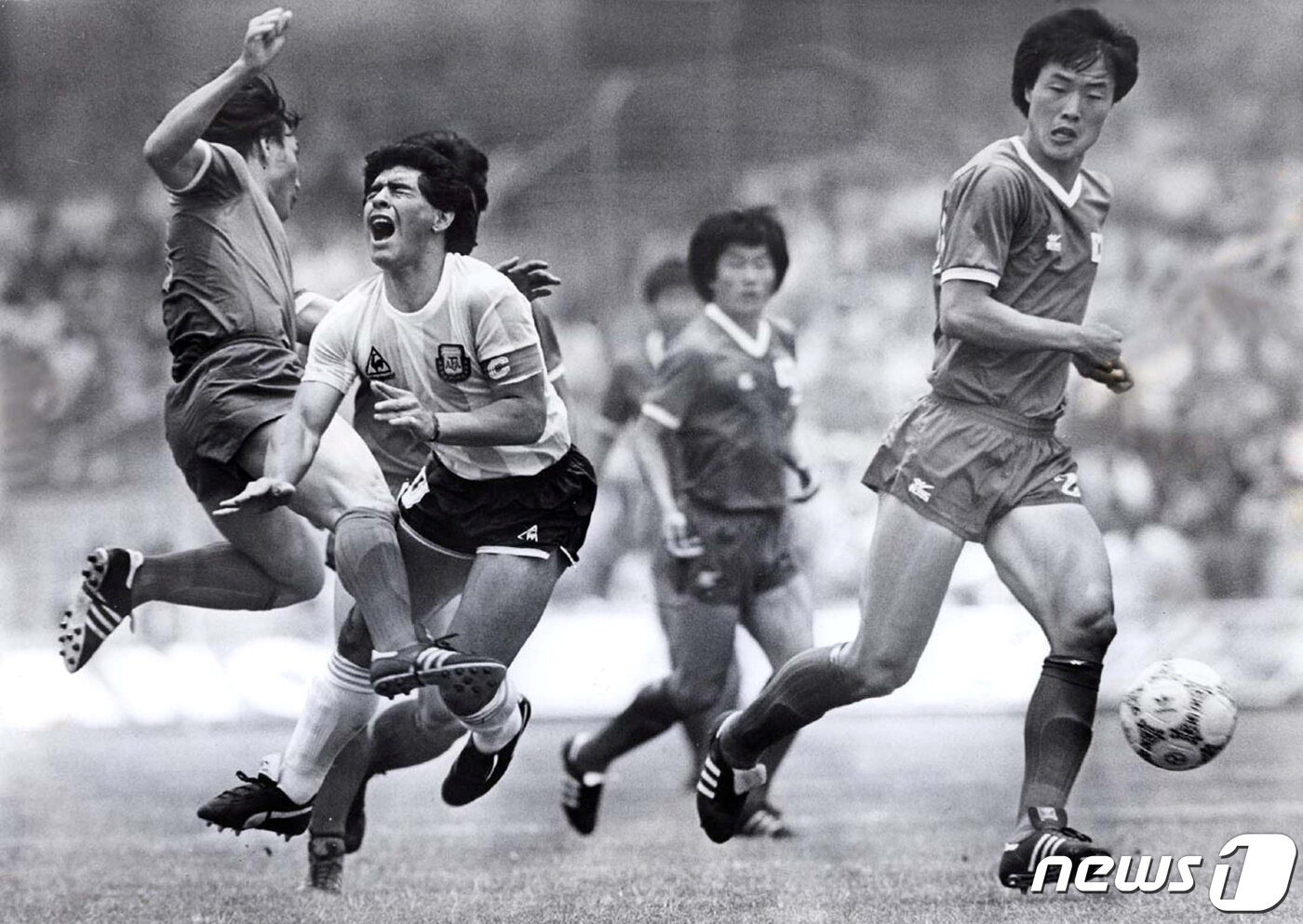 본문 이미지 - 1986년 멕시코 월드컵 조별리그 1차전에서 한국의 허정무 선수가 마라도나에게 거친 태클을 하고 있다. ⓒ 로이터=뉴스1