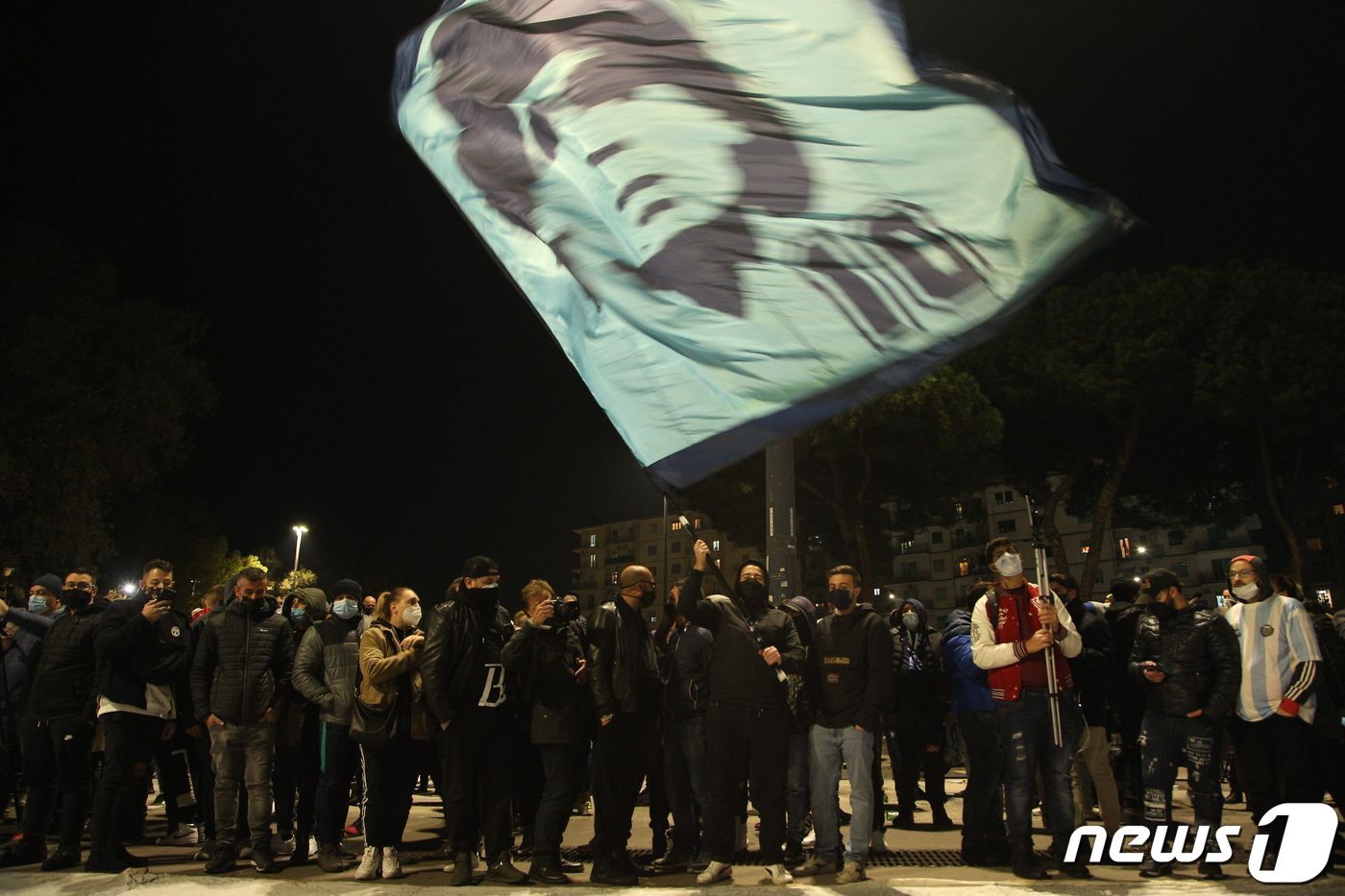 본문 이미지 - 25일(현지시간) 이탈리아 나폴리에 있는 산파올로 경기장 밖에서 축구팬들이 향년 60세에 심장마비로 별세한 아르헨티나의 축구 전설 디에고 마라도나를 애도하고 있다. ⓒ AFP=뉴스1 ⓒ News1 우동명 기자