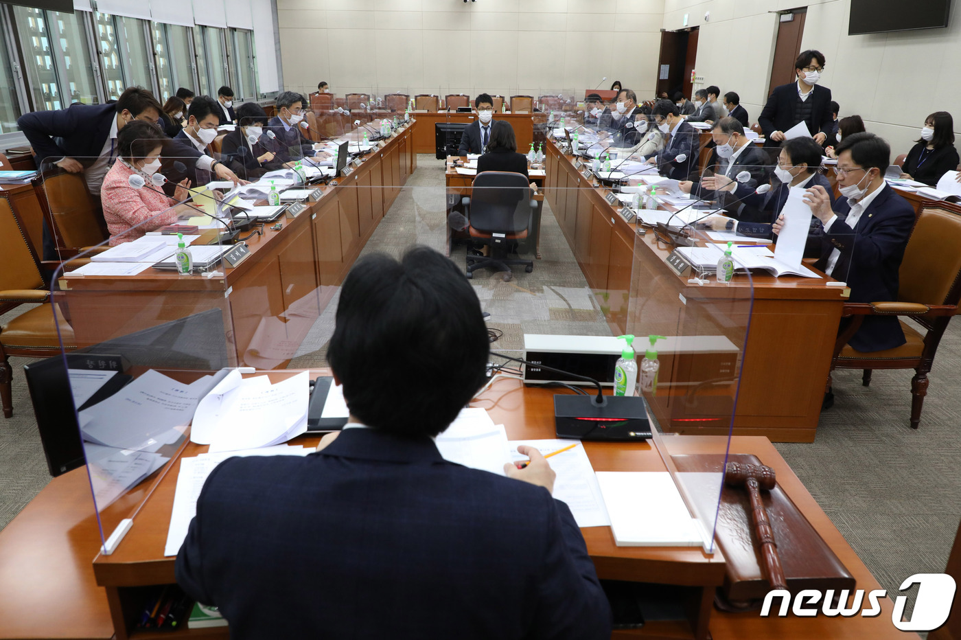 (서울=뉴스1) 박세연 기자 = 강기윤 소위원장이 26일 오전 국회에서 열린 보건복지위원회 제1법안심사소위원회를 주재하고 있다. 2020.11.26/뉴스1