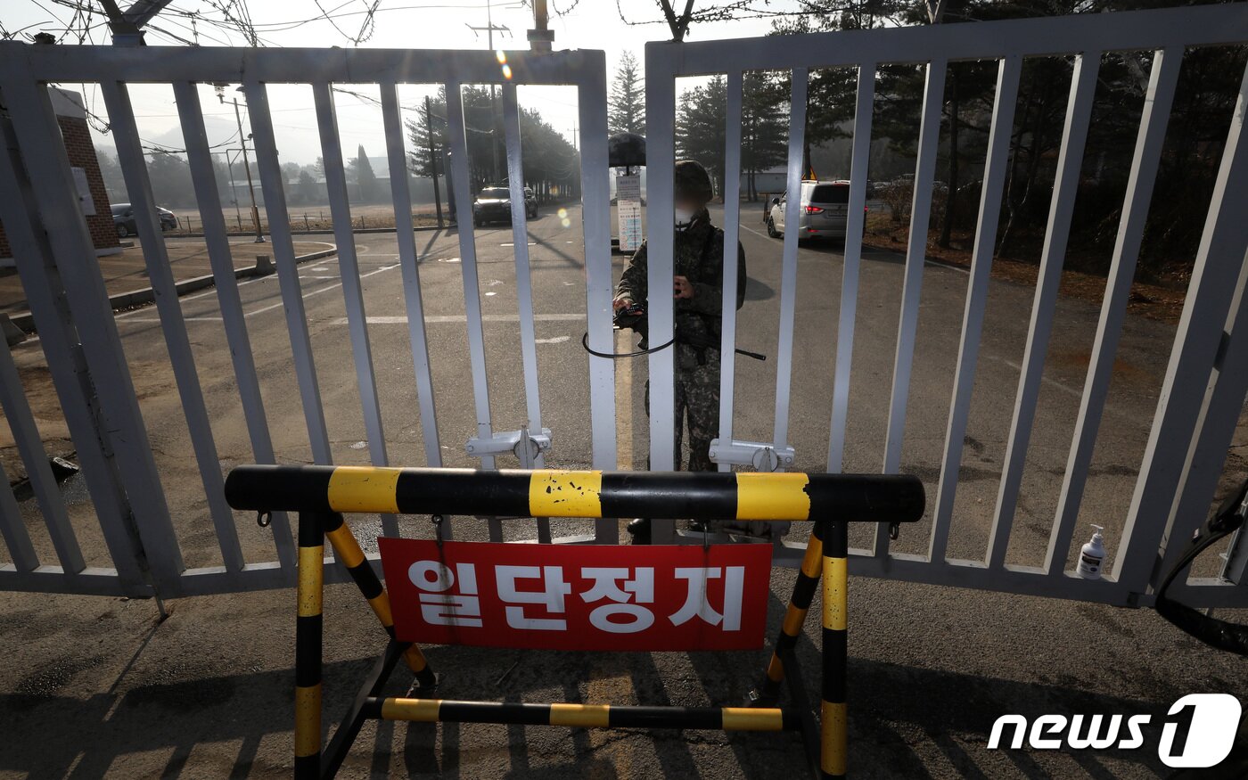 본문 이미지 - 26일 집단감염이 발생한 경기도 연천군 육군 5사단 신병교육대대에서 한 장병이 문을 잠그고 있다. 2020.11.26/뉴스1 ⓒ News1 이동해 기자