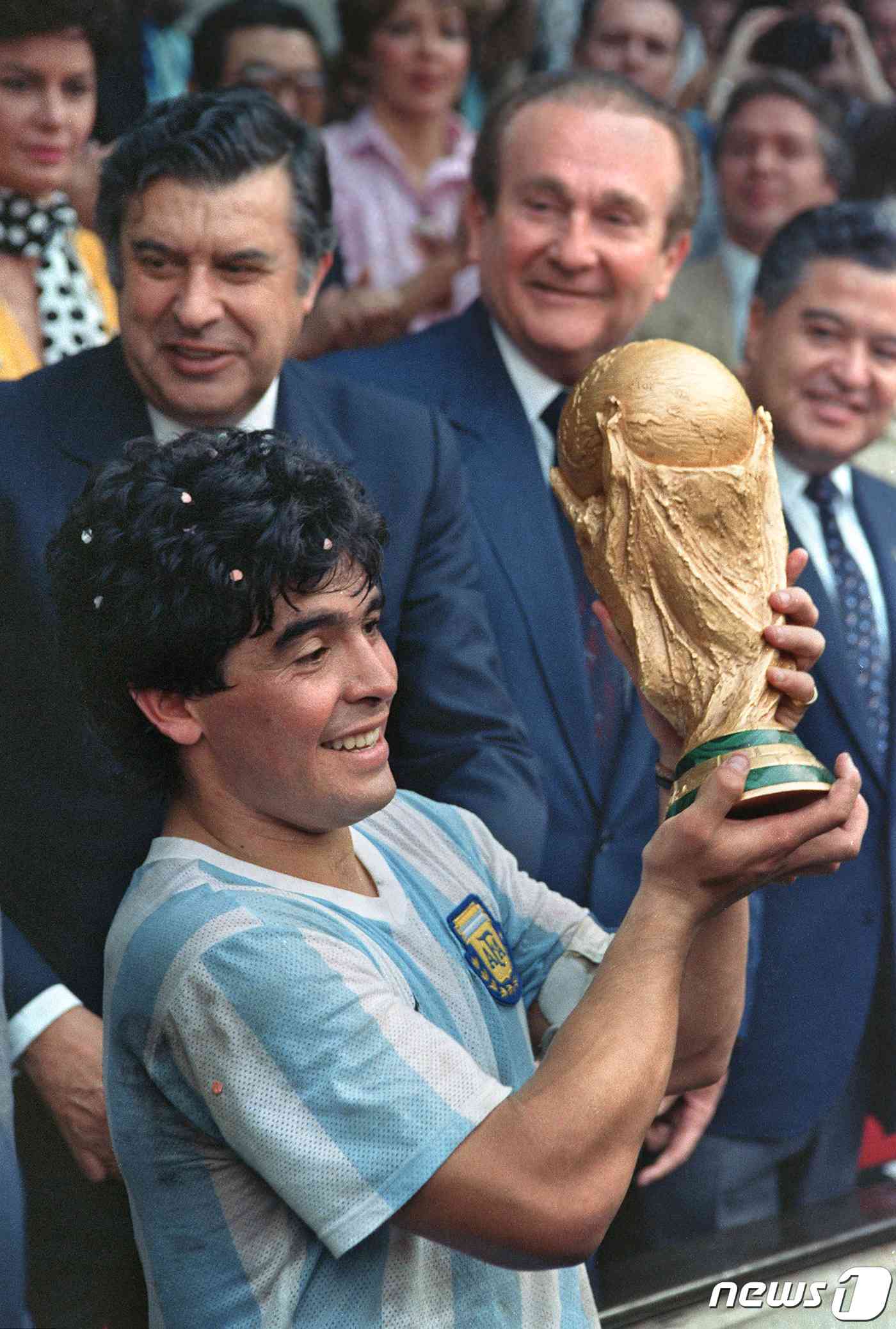 아르헨티나 축구 전설 디에고 마라도나가 1986년 6월 29일 멕시코 시티 아즈테카 스타디움에서 월드컵을 들고 기뻐하고 있다. 마라도나는 2020년 부에노스아이레스 자택에서 60세에 심장마비로 별세했다. © AFP=뉴스1 © News1 우동명