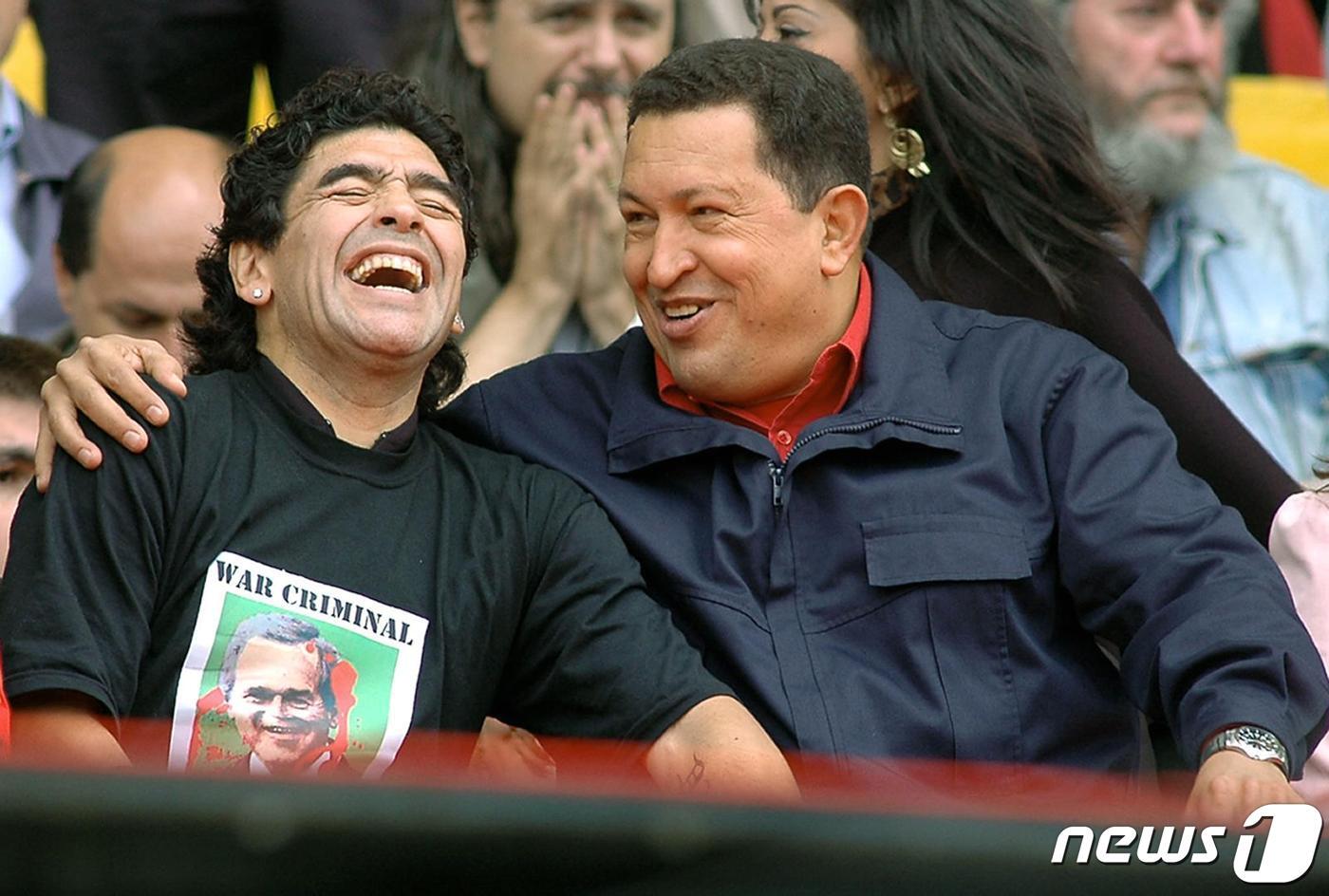본문 이미지 - 아르헨티나 축구 전설 디에고 마라도나가 2005년 10월 4일 아르헨티나 마르델 플라타에서 열린 집회서 우고 차베스 베네수엘라 대통령과 농담을 하며 웃고 있다. ⓒ AFP=뉴스1 ⓒ News1 우동명 기자