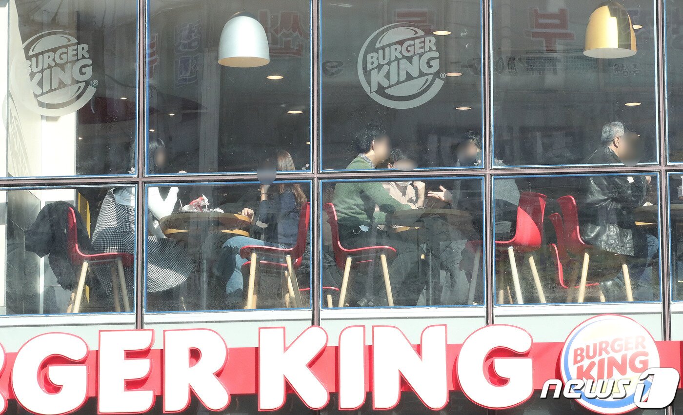 본문 이미지 - 26일 서울 종로구의 한 패스트푸드점에서 시민들이 커피를 마시고 있다.  2020.11.26/뉴스1 ⓒ News1 임세영 기자