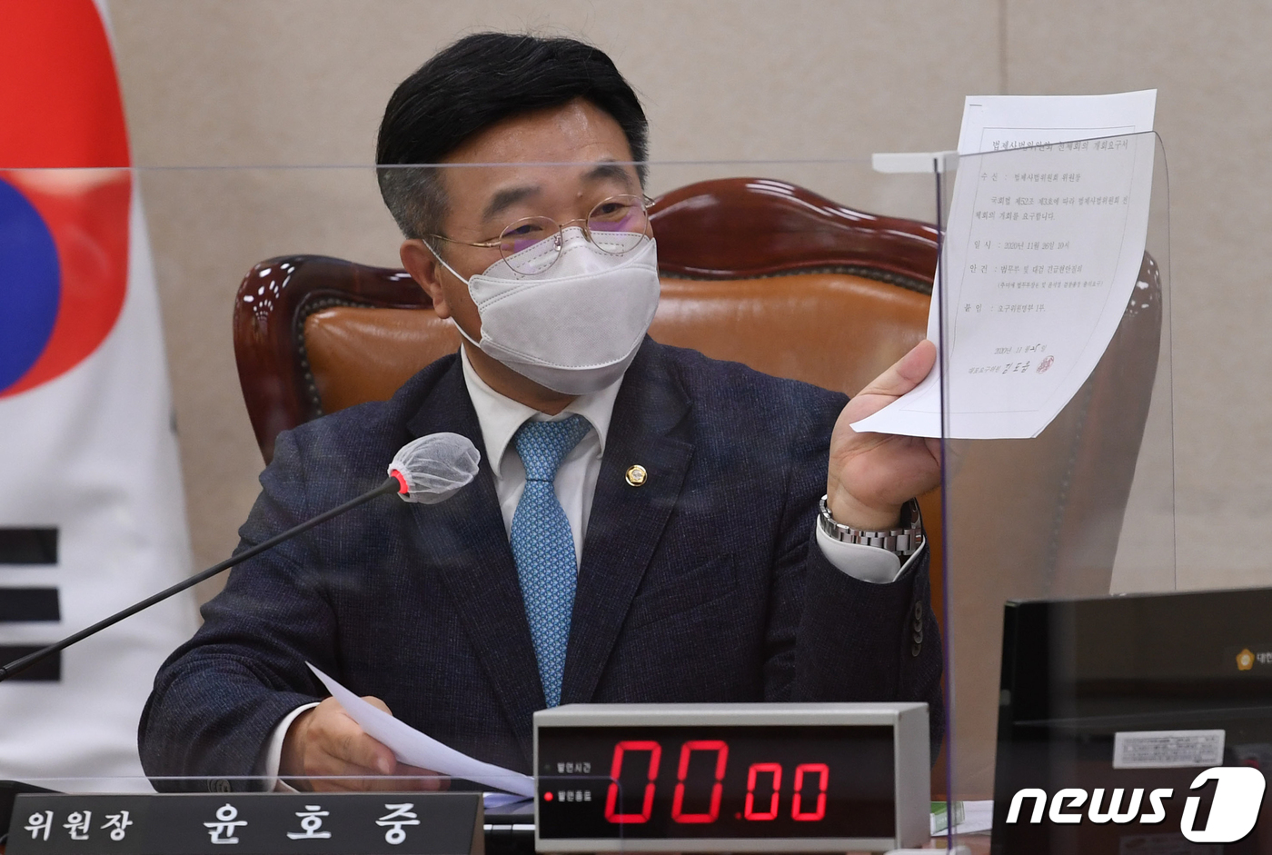 (서울=뉴스1) 성동훈 기자 = 윤호중 법사위원장이 26일 서울 여의도 국회에서 열린 법사위 전체회의에서 김도읍 국민의힘 간사를 향해 법사위 개회요구서 관련 발언을 하고 있다. 2 …