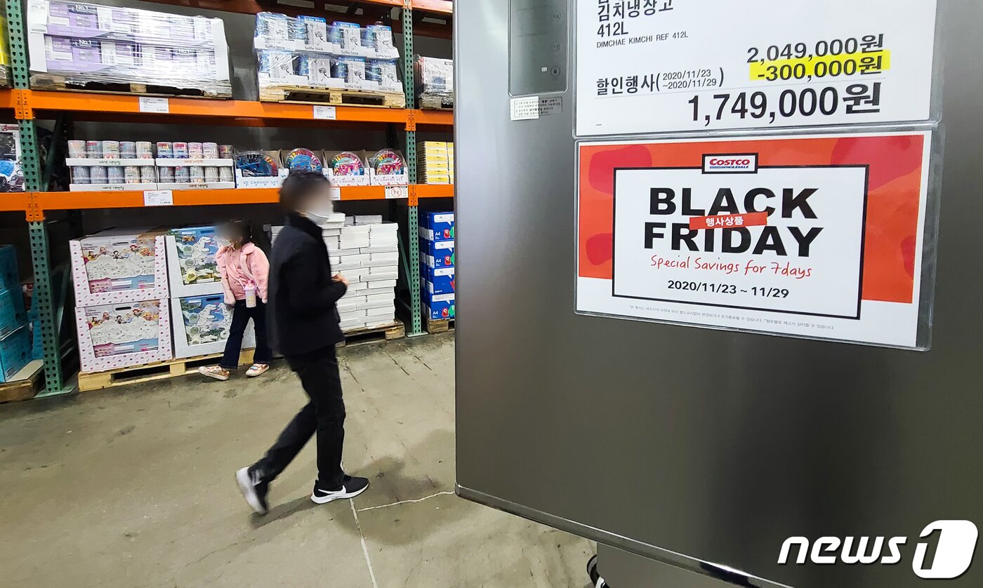 본문 이미지 - 블랙프라이데이를 하루 앞둔 지난 26일 서울의 한 대형 마트에 블랙프라이데이 행사 안내문이 붙어 있다. 뉴스1 ⓒ News1 허경 기자