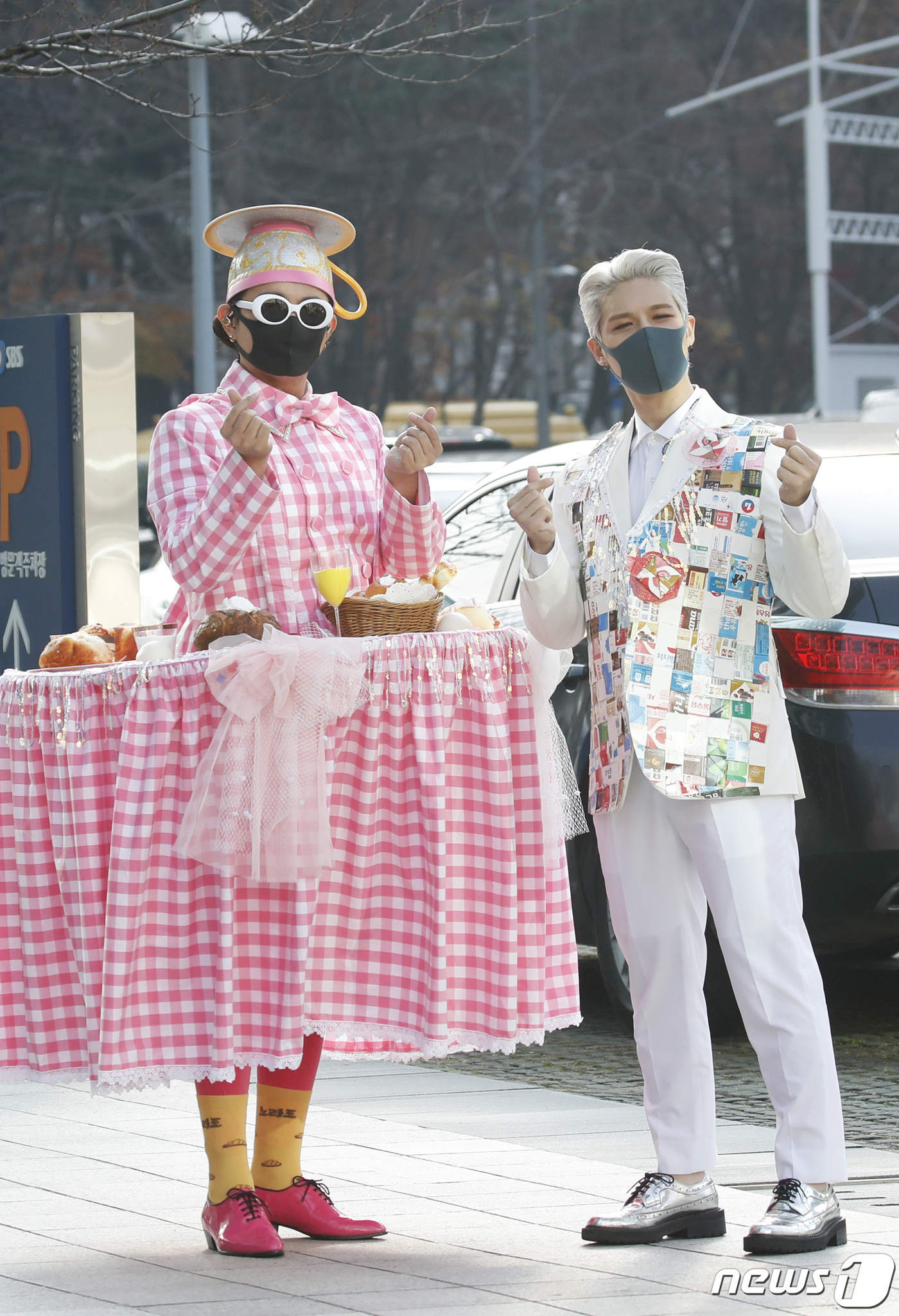 (서울=뉴스1) 권현진 기자 = 노라조 조빈, 원흠(오른쪽)이 26일 서울 양천구 목동SBS에서 열린 라디오 ‘두시탈출 컬투쇼’ 방송을 위해 들어서며 인사를 하고 있다. 2020. …