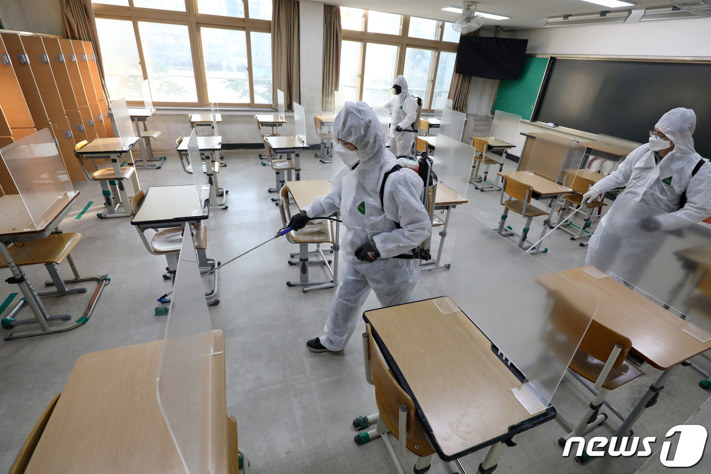 (대구=뉴스1) 공정식 기자 = 2021학년도 대학수학능력시험(12월 3일)을 일주일 앞둔 26일 책상에 '수능 가림막'이 설치된 대구의 한 수험장에서 방역작업이 한창이다.신종 코 …