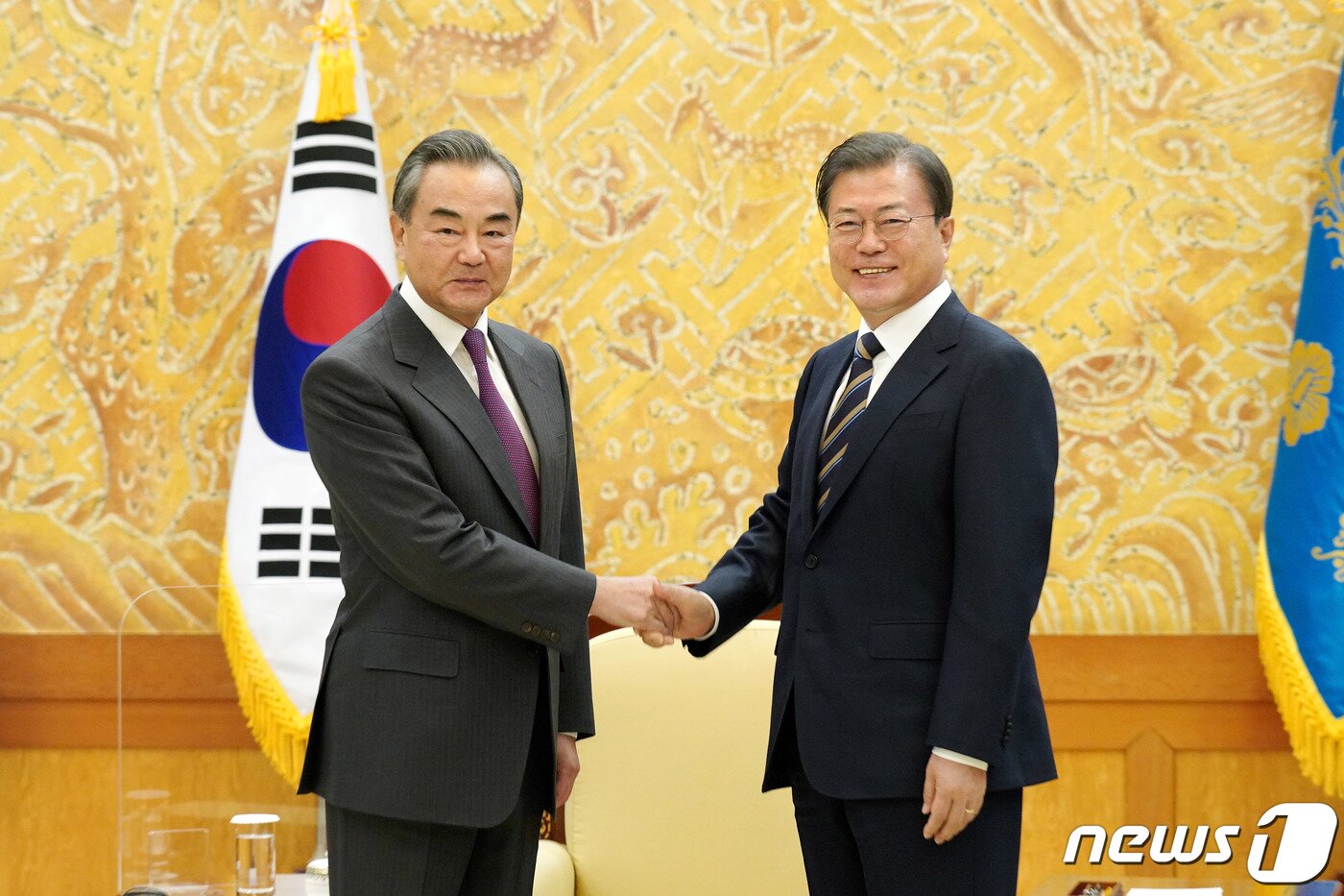 본문 이미지 - 문재인 대통령이 26일 오후 청와대에서 왕이 중국 외교부장 겸 국무위원을 만나 악수하고 있다. 2020.11.26/뉴스1 ⓒ News1 박정호 기자