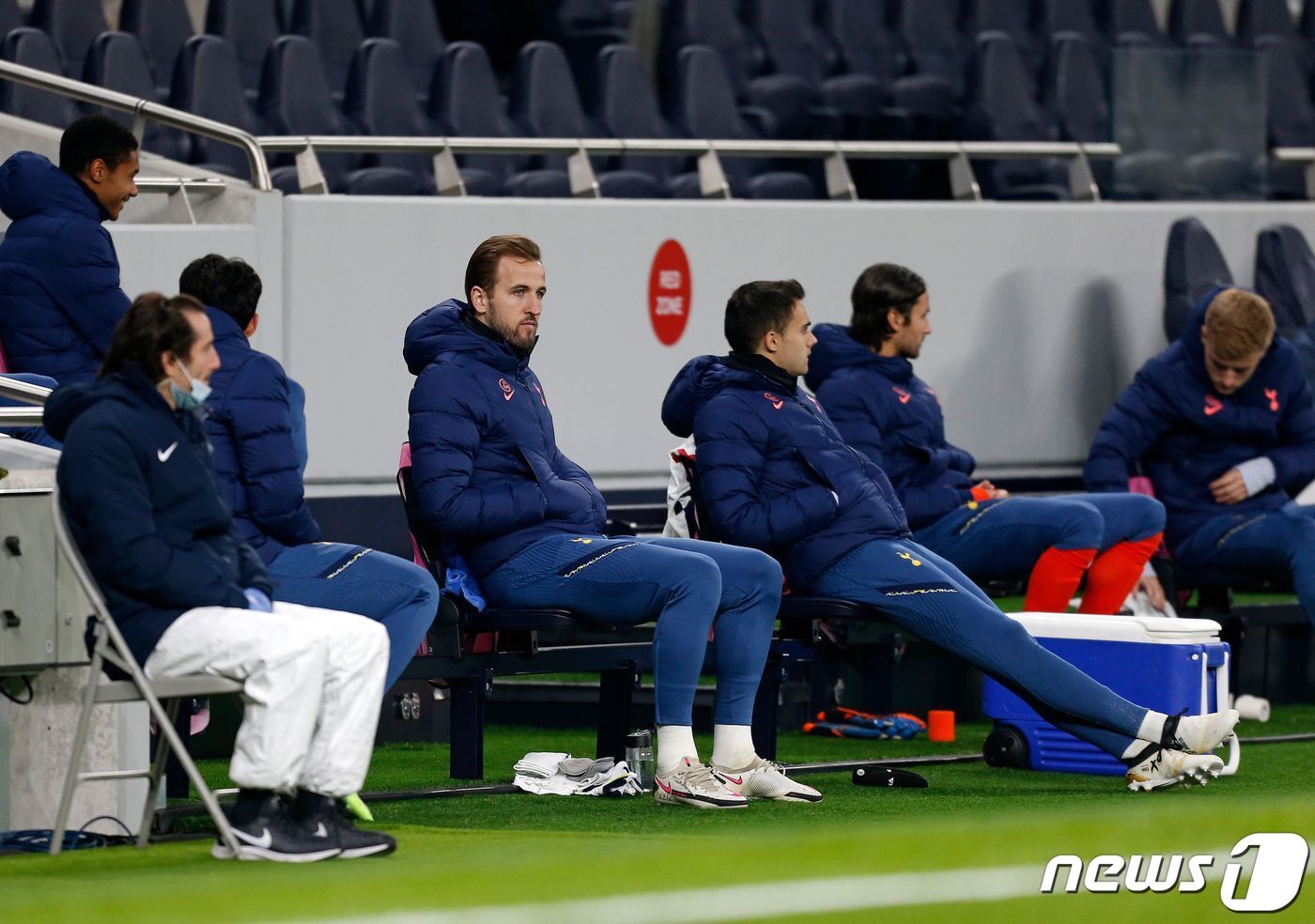 본문 이미지 - 해리 케인(가운데)을 비롯해 토트넘 선수들이 27일(한국시간) 영국 런던의 토트넘 홋스퍼 스타디움에서 열린 루도고레츠와의 2020-21 유럽축구연맹(UEFA) 유로파리그 J조 조별리그 4차전에서 벤치를 지키고 있다.  ⓒ AFP=뉴스1